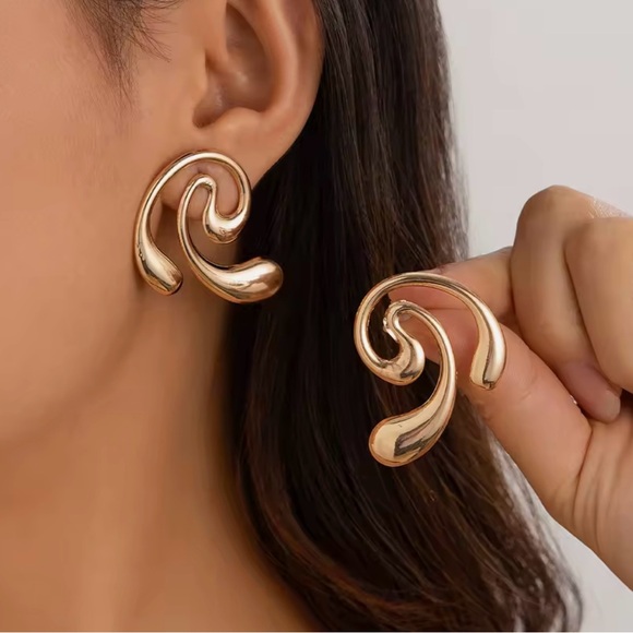 NEW Elegant Gold Swirl Earrings - Picture 3 of 4